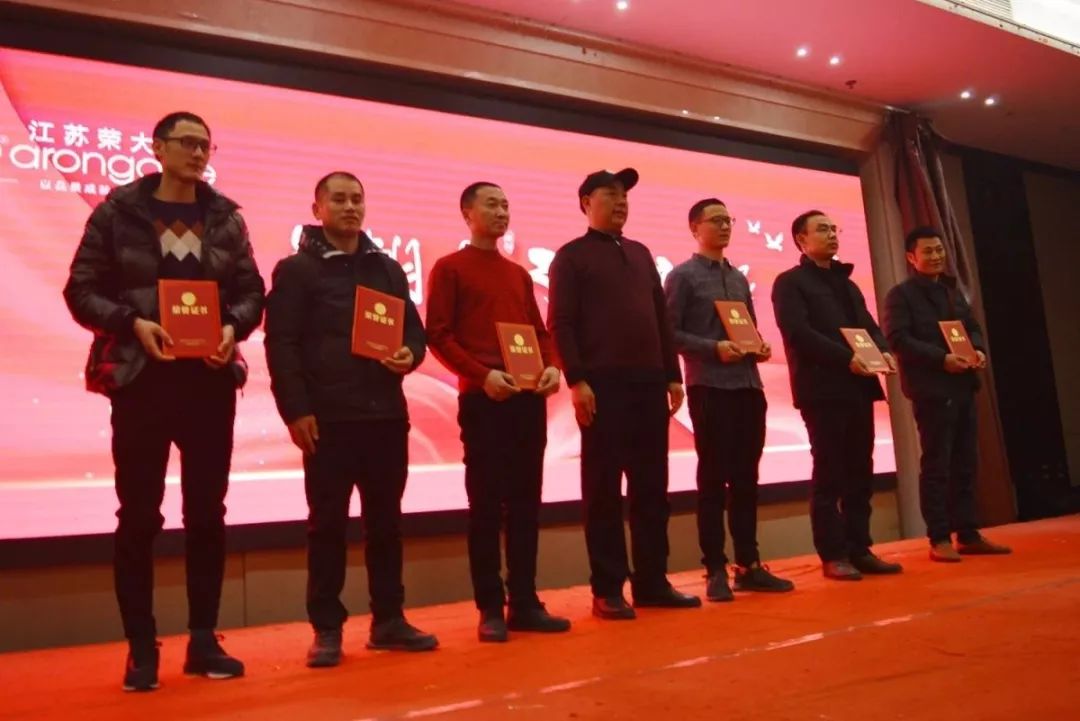 侍總與優秀班組長合影 侍總與優秀班組長合影