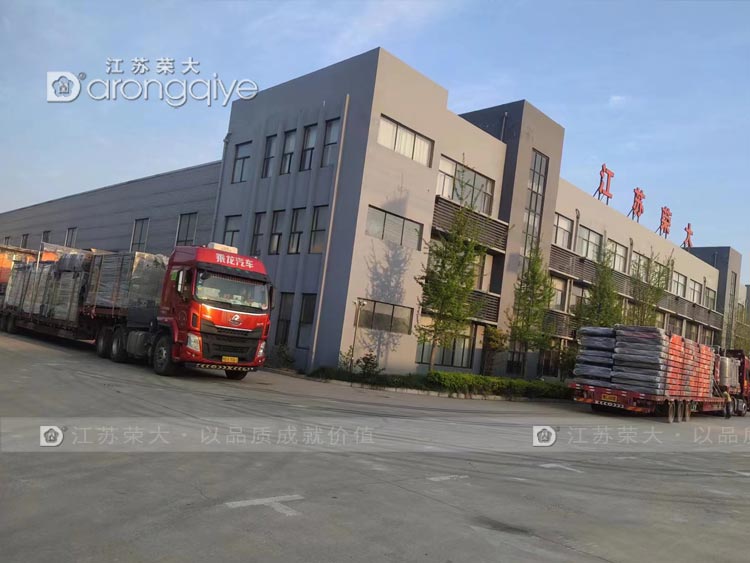 河南公交站臺(tái)兩車(chē)齊發(fā)