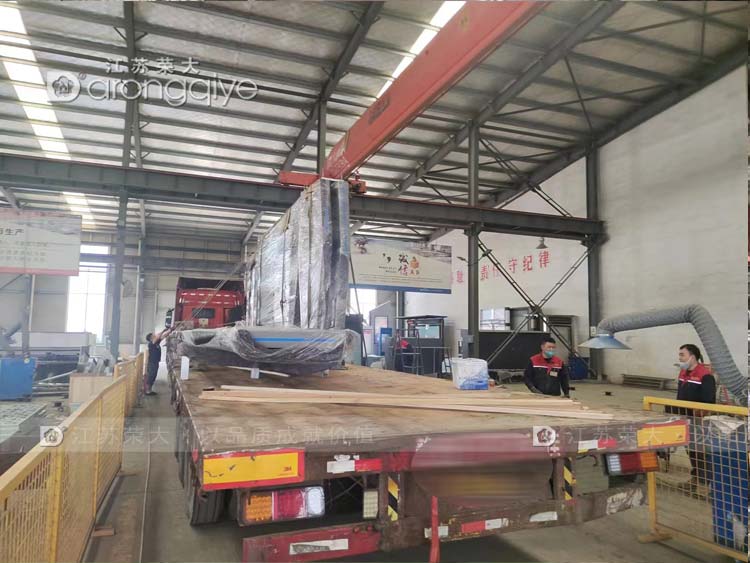 浙江智能公交站臺正在裝車 浙江智能公交站臺正在裝車