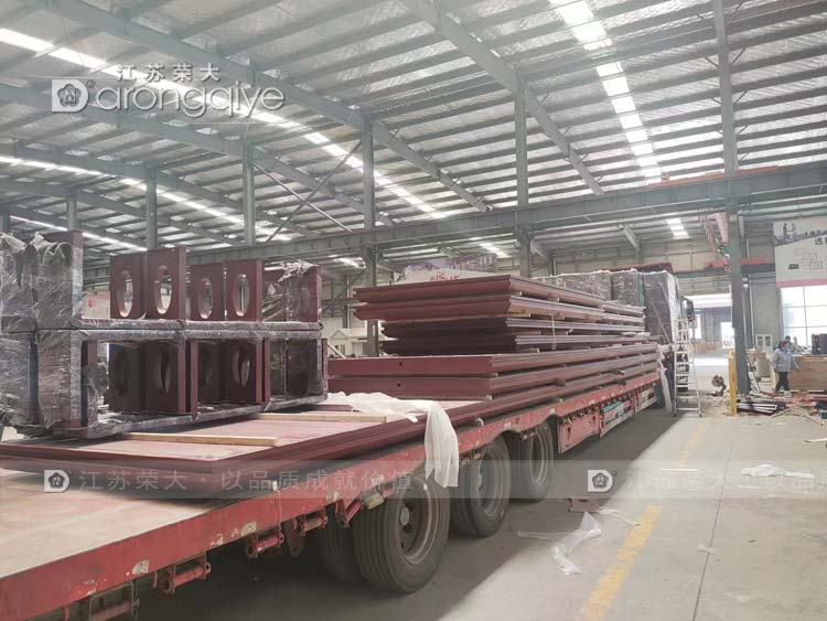 山東智慧公交站正在裝車 山東智慧公交站正在裝車