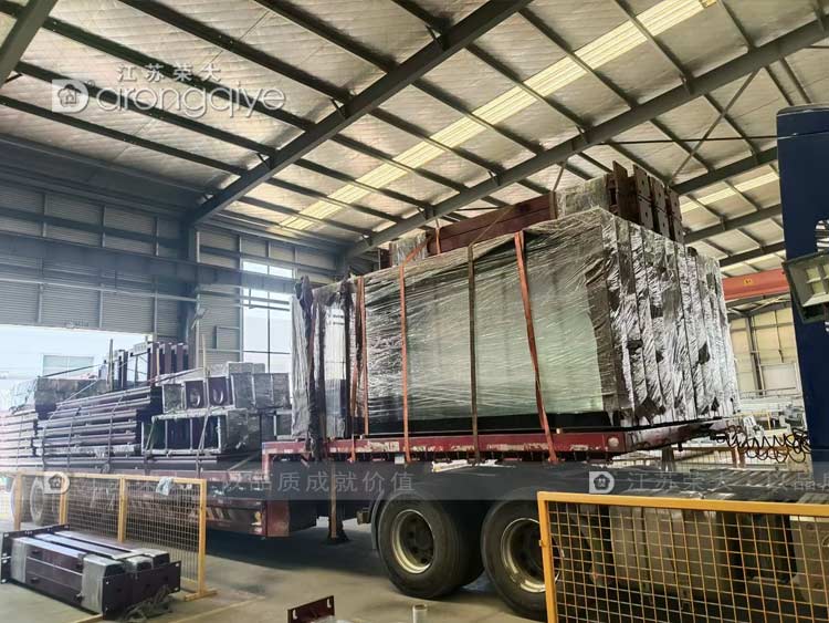 山東智能候車亭第十三批正在裝車 山東智能候車亭第十三批正在裝車