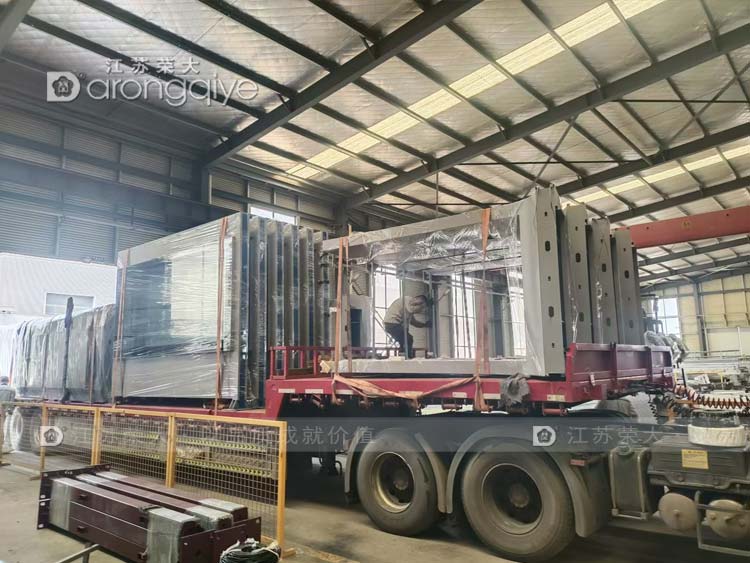 河南智能公交站臺正在裝車圖片 河南智能公交站臺正在裝車圖片