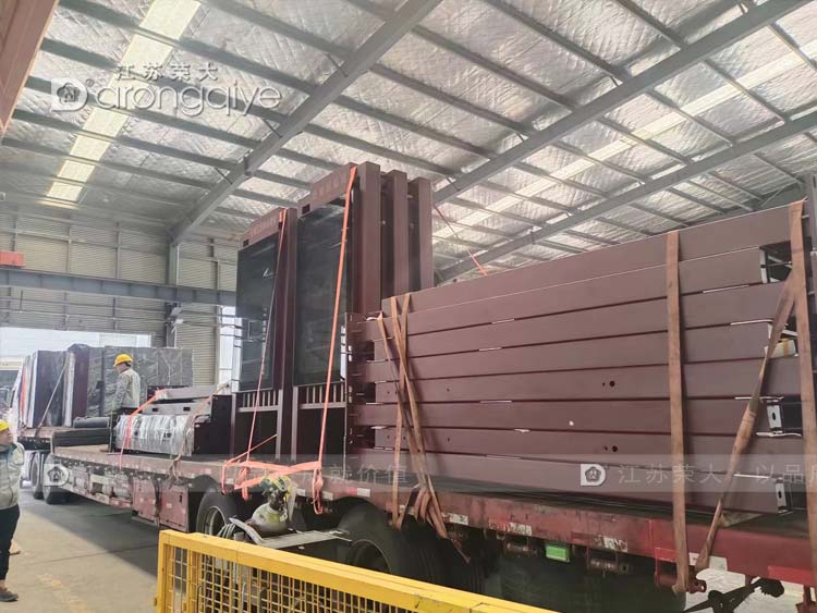 山東智能公交站臺(tái)第十六批次正在裝車(chē) 山東智能公交站臺(tái)第十六批次正在裝車(chē)