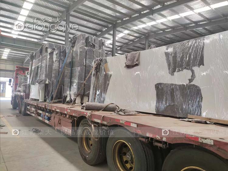 河南智能候車亭正在裝車 河南智能候車亭正在裝車