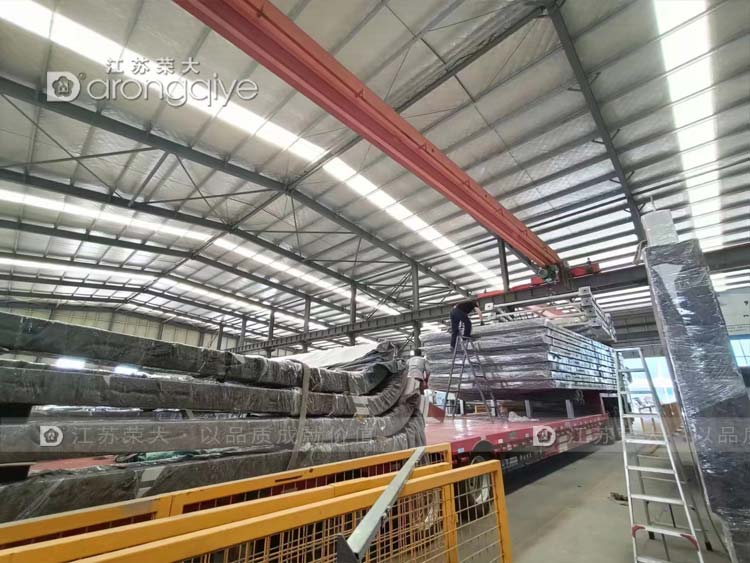 河南智能候車亭第五批正在裝車 河南智能候車亭第五批正在裝車