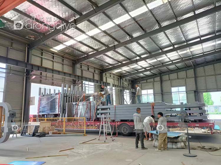 河南智能候車亭第六批正在裝車 河南智能候車亭第六批正在裝車