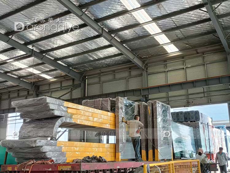 河南智慧候車(chē)亭正在裝車(chē) 河南智慧候車(chē)亭正在裝車(chē)