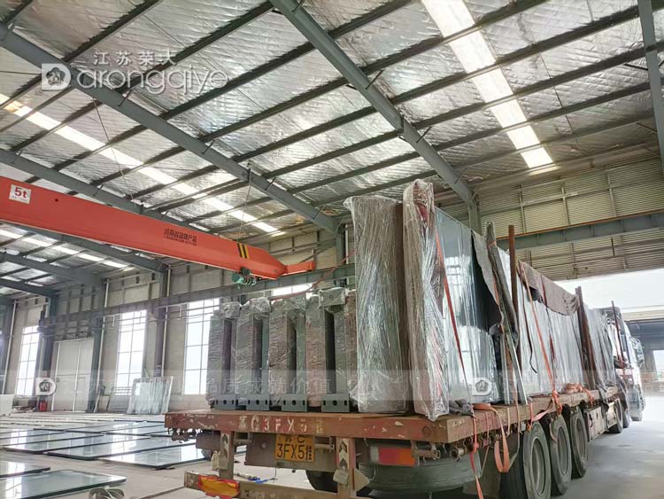 安徽智慧候車亭正在裝車 安徽智慧候車亭正在裝車